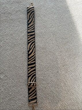 Guitar strap for bag
Black and beige print